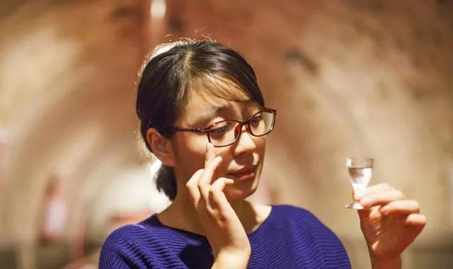 近期除了价格一直坚挺的茅台外,五粮液、洋河、水井坊等白酒相继提价,这是为什么?