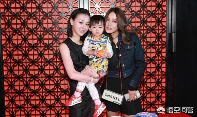 范志毅携娇妻和大小女儿庆祝自己50岁的生日,一家四口其乐融融,对此你怎么看?
