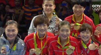 日本公开赛后刘诗雯发博晒福原爱送的礼物。怎样评价这一对跨国姐妹花之间的迥异人生?