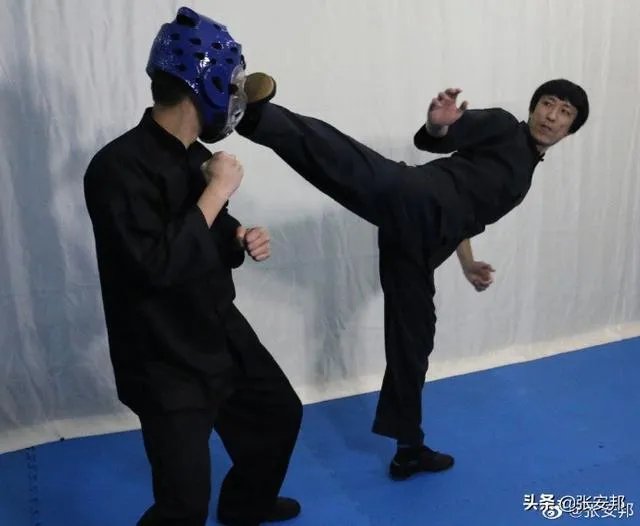 李小龙在电影中决斗时双腿不断跳动,在实战中真的有用吗?有什么科学依据?