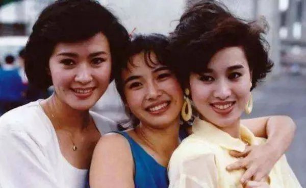 女演员方舒与屠洪刚离婚后,独自养育两个女儿,现在怎么样了?