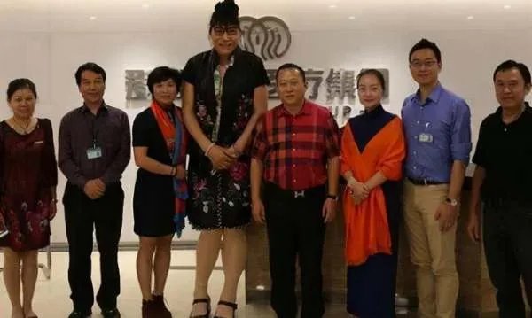 53岁女篮巨人郑海霞近况:双腿变形无子女陪伴,为何丈夫去向成谜?