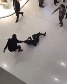 如何看待妻子商场遭他人掌掴，丈夫疯狂打人呢？