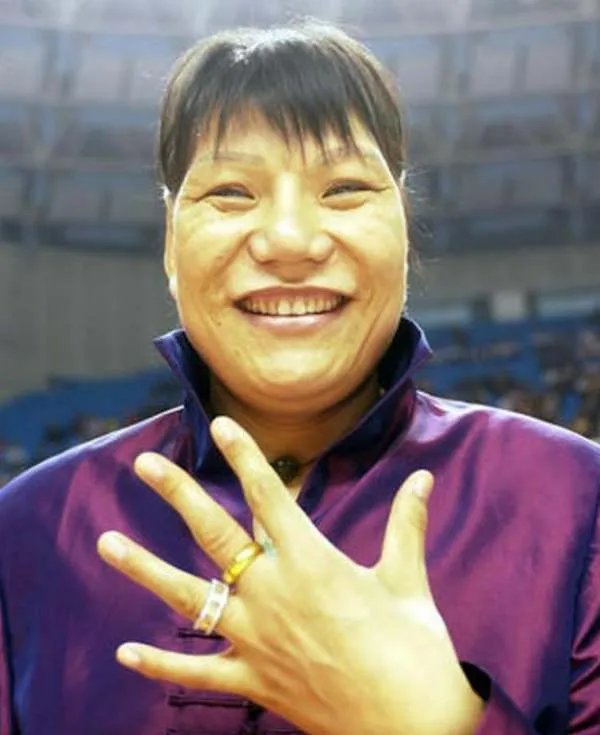 53岁女篮巨人郑海霞近况:双腿变形无子女陪伴,为何丈夫去向成谜?
