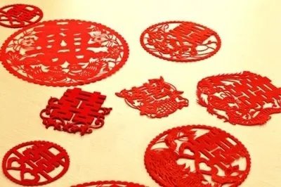 从小带大的孙女中秋远嫁,爷爷抓着手泪流满面!爷孙俩感情为啥这么好?