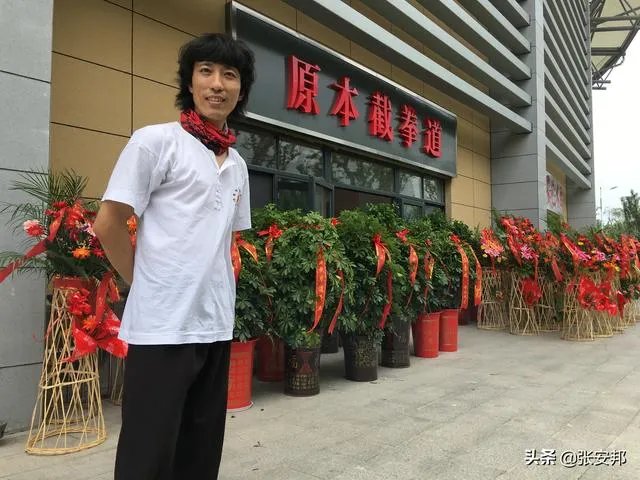 李小龙在电影中决斗时双腿不断跳动,在实战中真的有用吗?有什么科学依据?