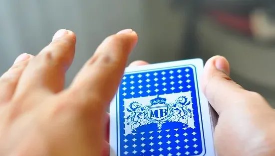 求用扑克牌变的几个小魔术,最好有图解