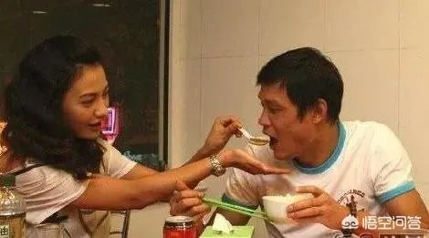 范志毅携娇妻和大小女儿庆祝自己50岁的生日,一家四口其乐融融,对此你怎么看?