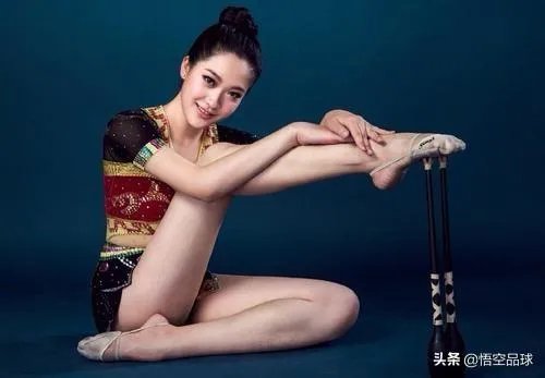 朱芳雨前妻, 因出轨而选择离婚, 如今32岁单身, 独自带孩子!这件事你怎么看?