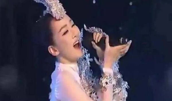 萨顶顶反拿话筒假唱 究竟是怎么回事