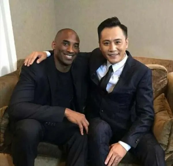 普通人和NBA巨人合影,怎样才能显得不矮?