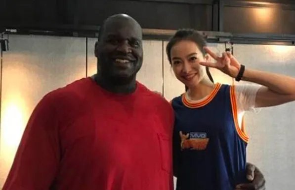 普通人和NBA巨人合影,怎样才能显得不矮?