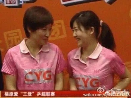 日本公开赛后刘诗雯发博晒福原爱送的礼物。怎样评价这一对跨国姐妹花之间的迥异人生?