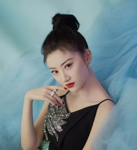 张艺谋成龙对她爱不释手,被传金主包养的景甜,到底真相如何?