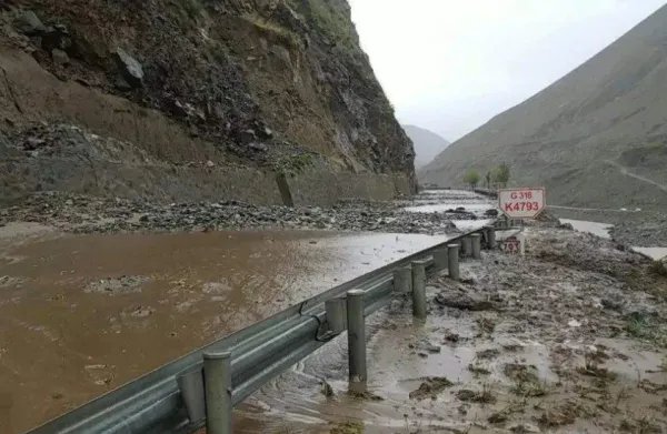 285名驴友突遇山洪,山区很有可能发生,山洪、滑坡、泥石流灾害,山洪来了怎么办?