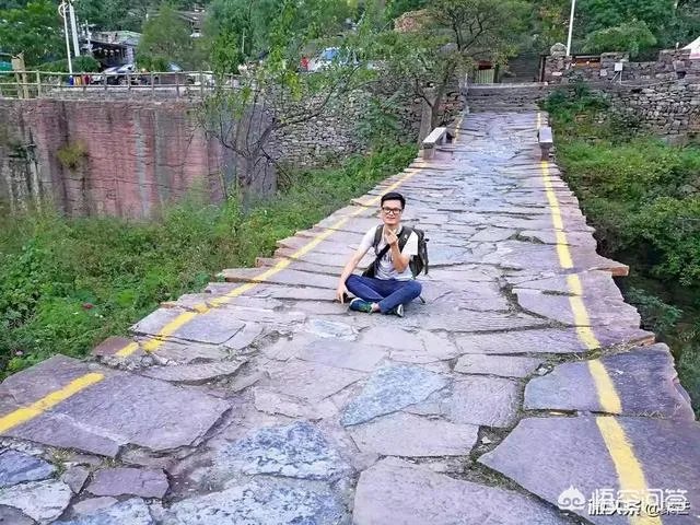 最近游三峡景区说是免费照相,可是取照片时却收15元,否则就不给你照片,你怎么看这种行为?