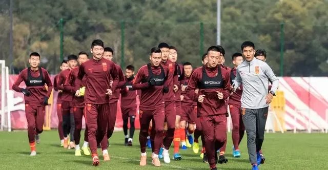 若国足打入2022年世预赛十二强赛的话,是不断前进好,还是锻炼新人,为未来做准备好呢?