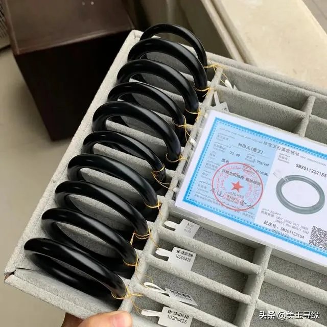 新疆黑玉手镯的价格一般是多少？如何鉴别黑玉手镯的真假？