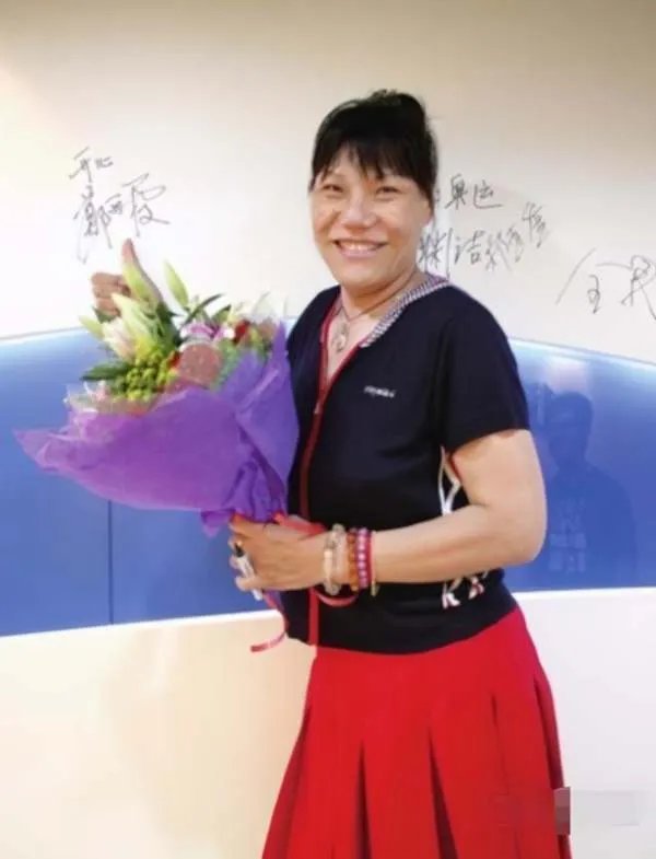 53岁女篮巨人郑海霞近况:双腿变形无子女陪伴,为何丈夫去向成谜?