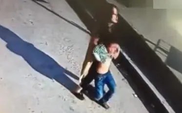 可怕!女子当街拖走儿童 男童高喊“她不是我妈妈”