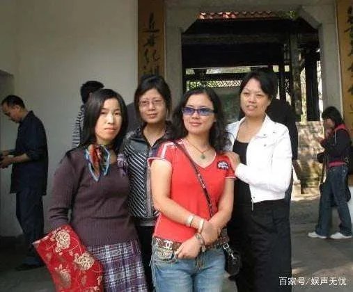 赵本山两女儿:球球十万块请客吃早餐,赵玉芳摆摊卖袜子,你怎么看?