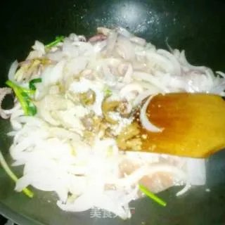 洋葱炒墨鱼(乌贼鱼)