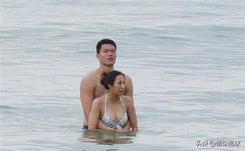 朱芳雨前妻, 因出轨而选择离婚, 如今32岁单身, 独自带孩子!这件事你怎么看?