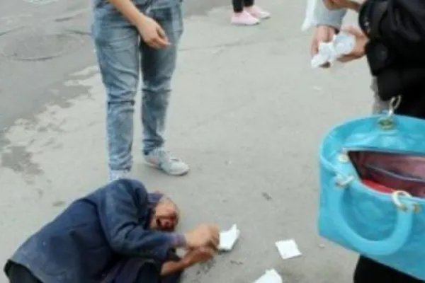 老人倒地抽搐,过往路人竟无一人去搀扶!你如何看待此现象?