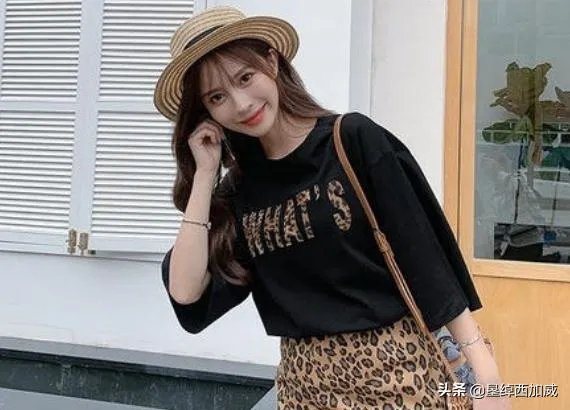 豹纹裙子怎么搭配上衣？