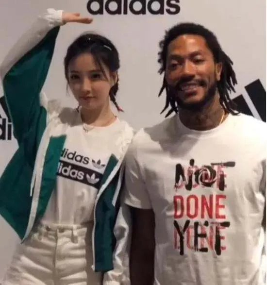 普通人和NBA巨人合影,怎样才能显得不矮?
