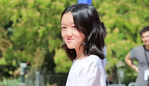 李嫣有兔唇,窦靖童在下巴纹身,姐妹感情怎么如此好?
