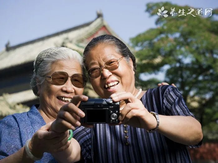 泡了七八年的人参竟然长了叶子,还开了花?