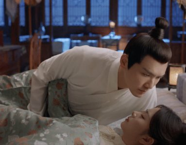 谭松韵走机场被粉丝送面粉，求给钟汉良“体面”，究竟是怎么回事？