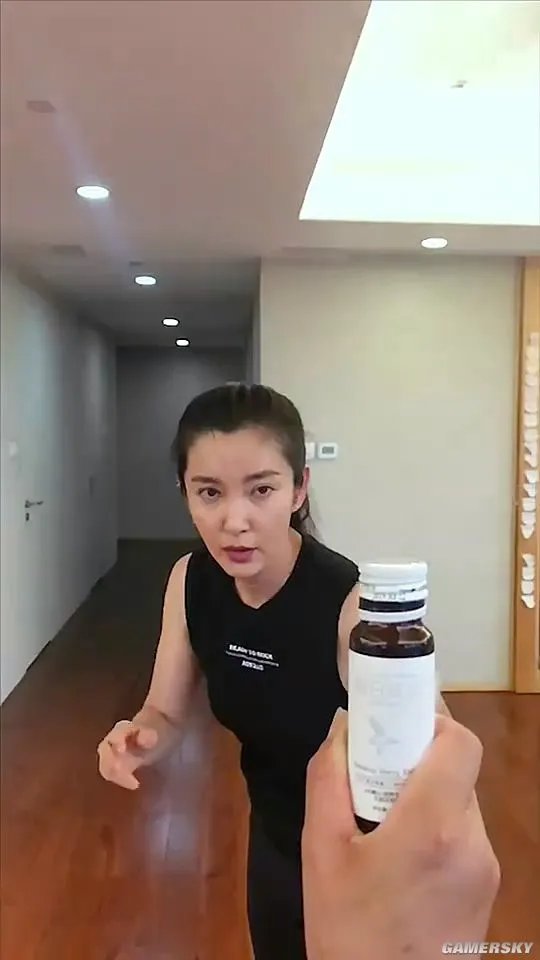 李冰冰大秀瓶盖挑战 转身一脚助手安然无恙狂赞Yes