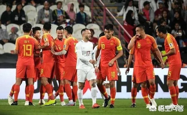 于大宝进球后,为什么菲律宾队员向裁判举手示意?中国队有人手球了吗?