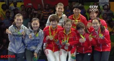 日本公开赛后刘诗雯发博晒福原爱送的礼物。怎样评价这一对跨国姐妹花之间的迥异人生?