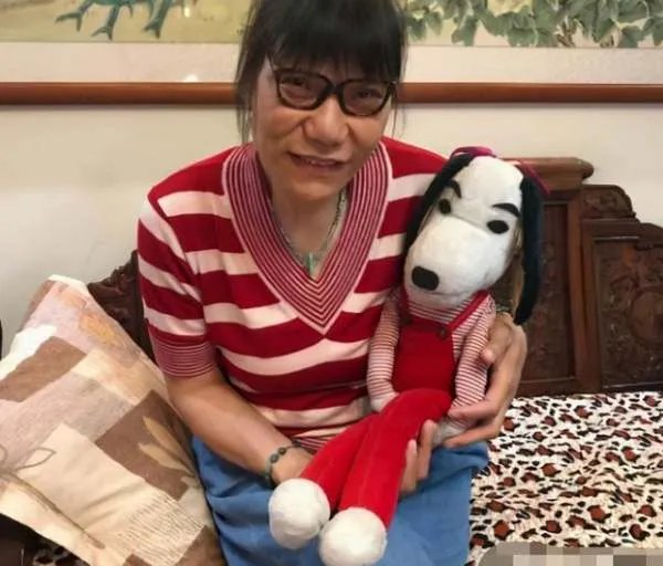 53岁女篮巨人郑海霞近况:双腿变形无子女陪伴,为何丈夫去向成谜?