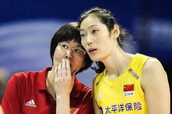 朱婷荣归故里,回河南老家排队吃食堂并主动刷碗,她为什么这么做?