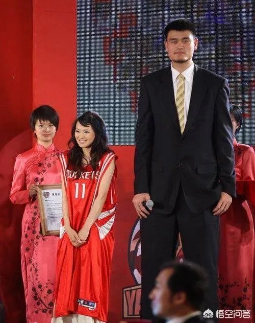 你觉得NBA球星和姚明一起合影会是什么效果?