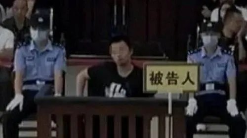 谭松韵和肇事者是小学同学,被告人对此有何表示?