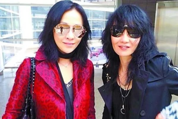 张曼玉和刘嘉玲,为何会为了梁朝伟明争暗斗20年?