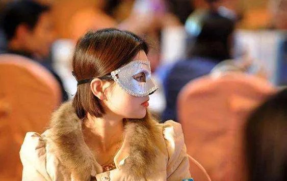 广东35岁女子每月收租5万多,相亲15年没成功,这是什么原因造成的?