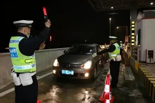 陕西无证男子遇辅警查酒驾，被追坠河溺亡，这件事给予我们什么警示？