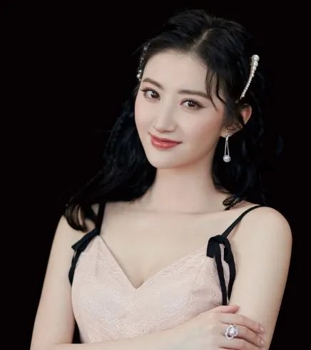 张艺谋成龙对她爱不释手,被传金主包养的景甜,到底真相如何?