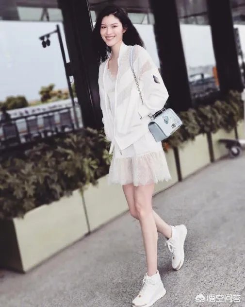 何穗红毯造型的突变,是受了奚梦瑶的影响吗?