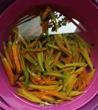 凉拌黄花菜