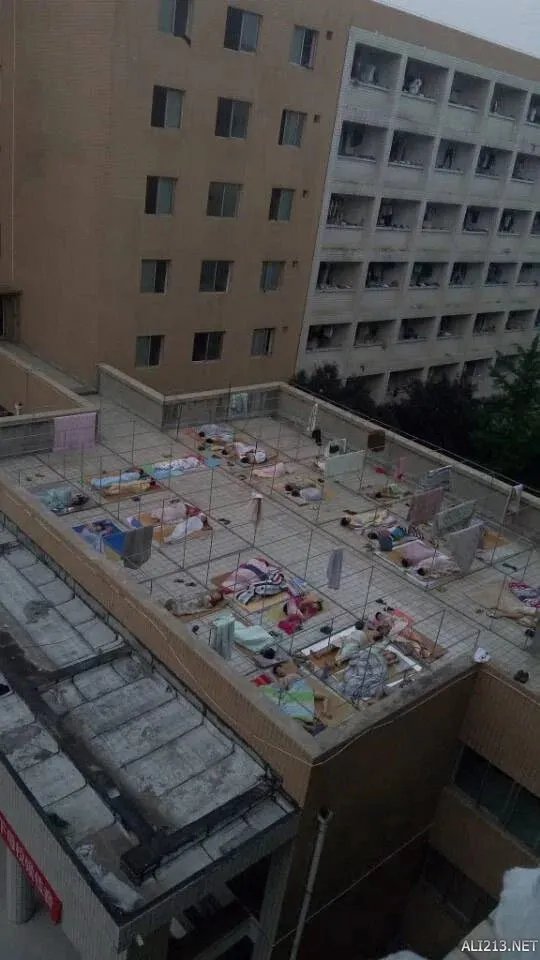 天气热是怎样的体验？大学生室外走廊“裸睡”避暑