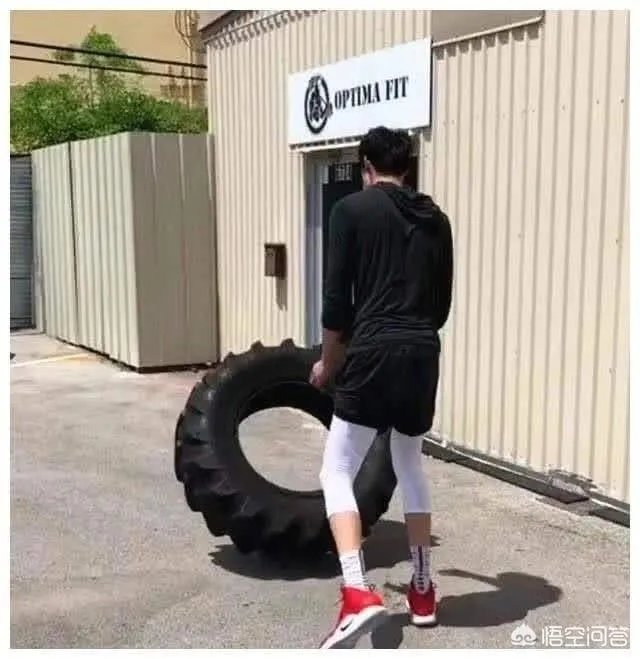 王哲林点赞央视批评自己的微博,而周琦点赞球迷为自己洗白的微博,你怎么看?