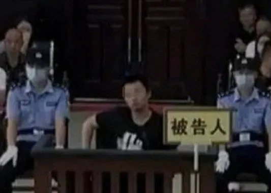 谭松韵和肇事者是小学同学,被告人对此有何表示?