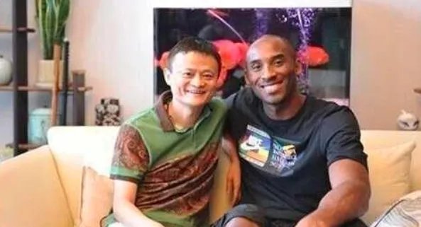普通人和NBA巨人合影,怎样才能显得不矮?